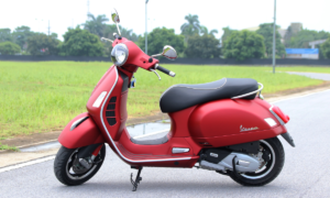 xe vespa màu đỏ