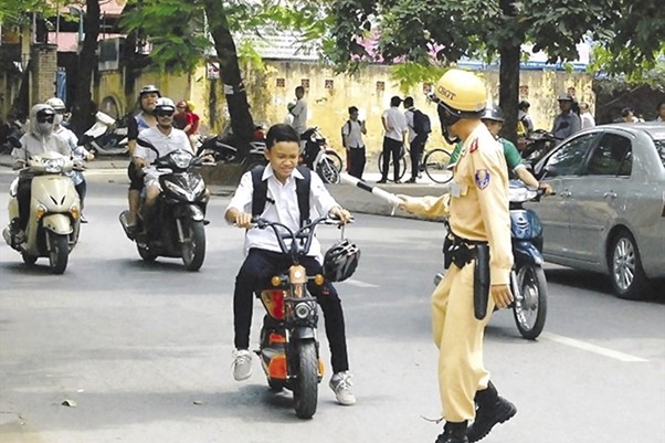 Đi xe máy điện có cần bằng lái? Mức phạt không bằng lái là bao nhiêu?