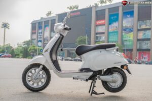 xe vespa màu trắng