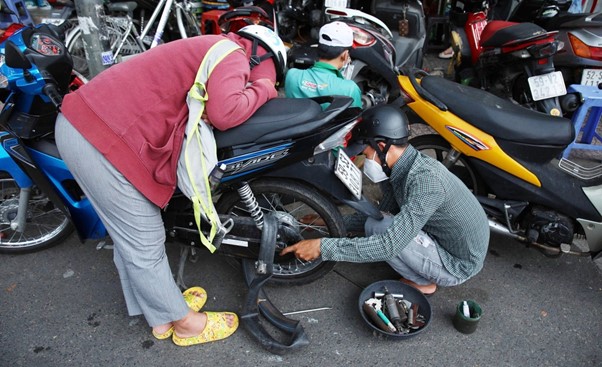 Vạch trần thủ đoạn trộm xe máy tại các điểm trông xe